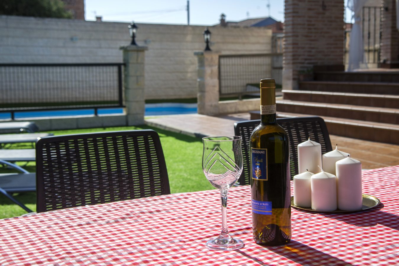 Detalle de la mesa en el exterior