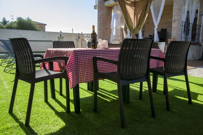 Mesa en el césped de la zona exterior