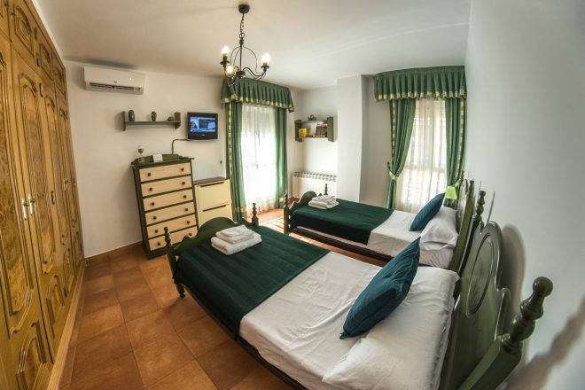 Dormitorio con 2 camas en tonos verdes