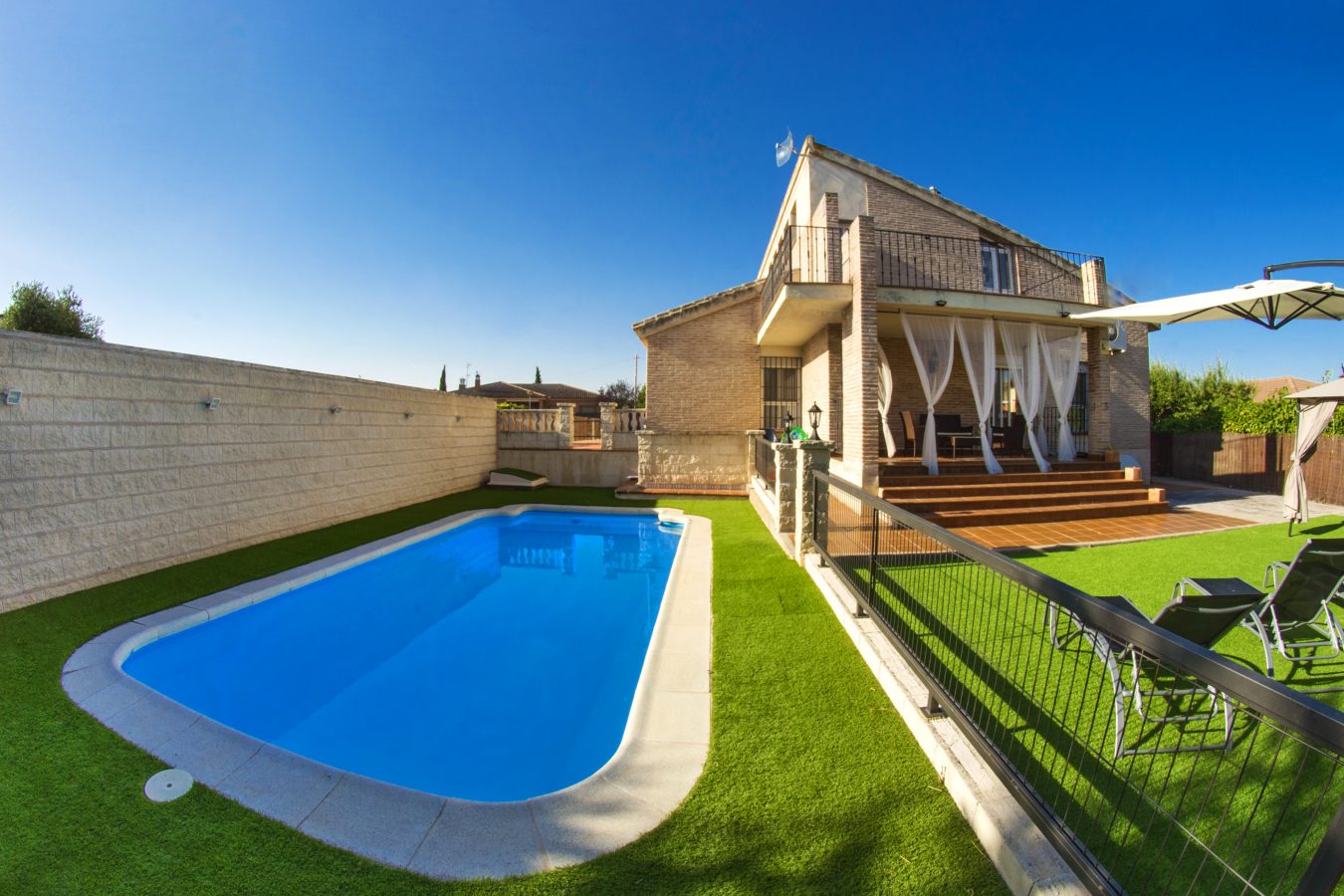 Exteriores y piscina