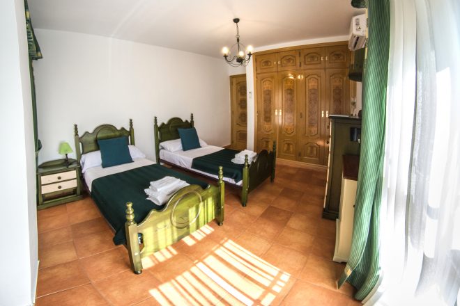 Dormitorio con dos camas independientes