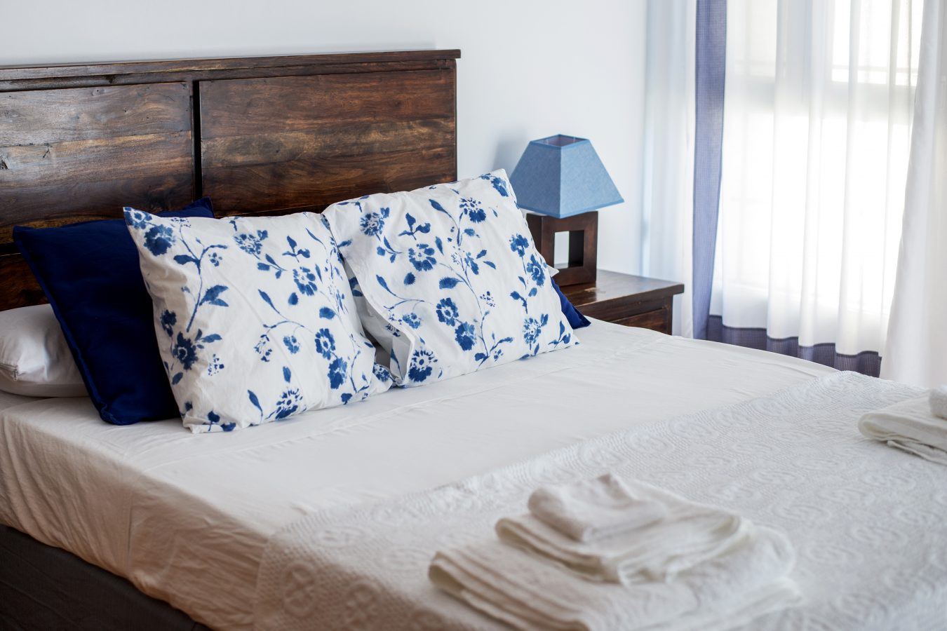 Dormitorio azul y blanco