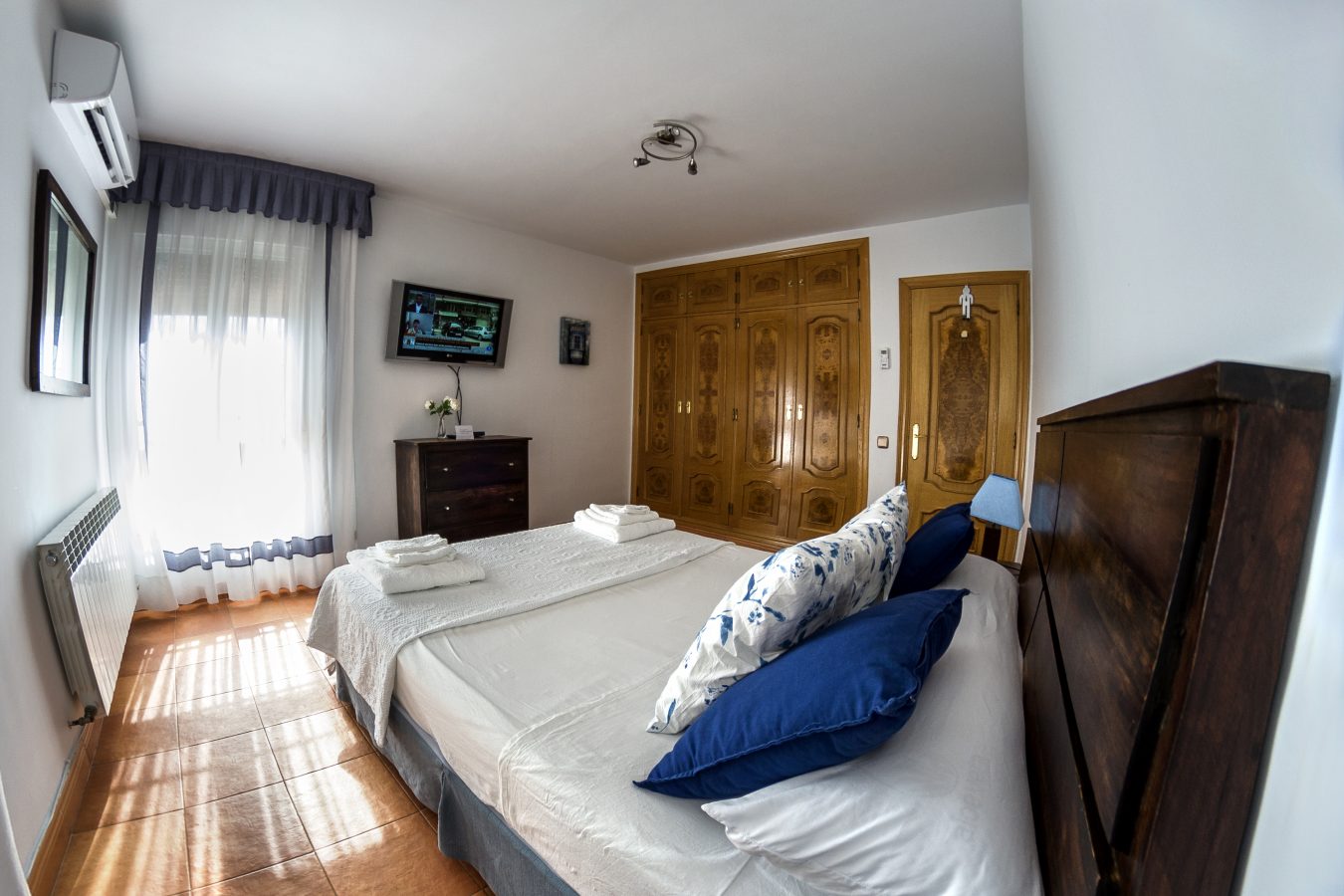 Dormitorio con cama de madera