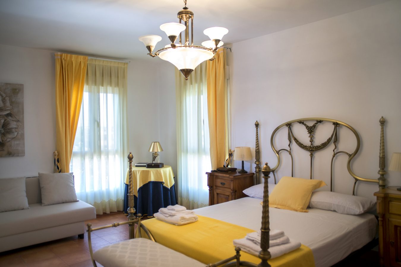 Dormitorio con cama de forja