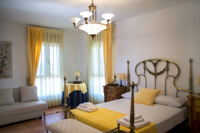 Dormitorio con cama de forja